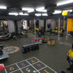 Intérieur du BFitClub à Casablanca, salle de sport haut de gamme avec machines modernes et espace musculation.