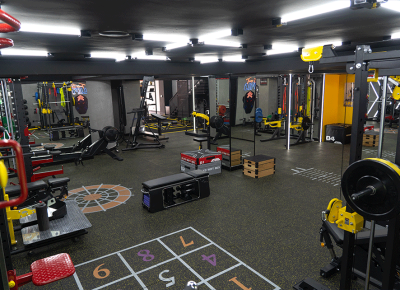 Intérieur du BFitClub à Casablanca, salle de sport haut de gamme avec machines modernes et espace musculation.