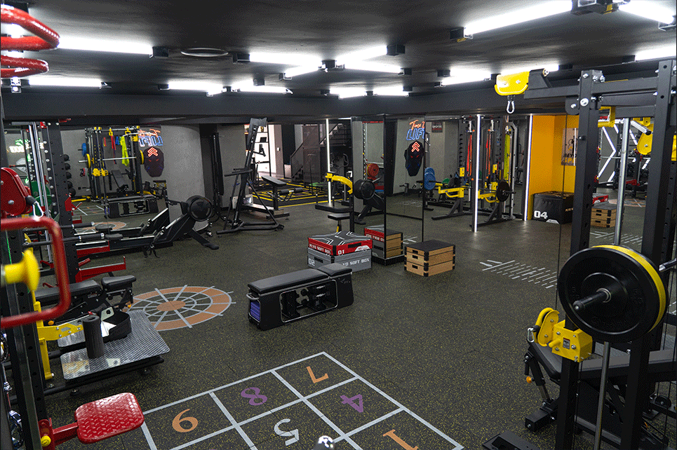 Intérieur du BFitClub à Casablanca, salle de sport haut de gamme avec machines modernes et espace musculation.