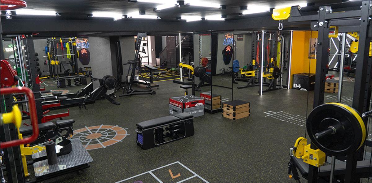 Intérieur du BFitClub à Casablanca, salle de sport haut de gamme avec machines modernes et espace musculation.